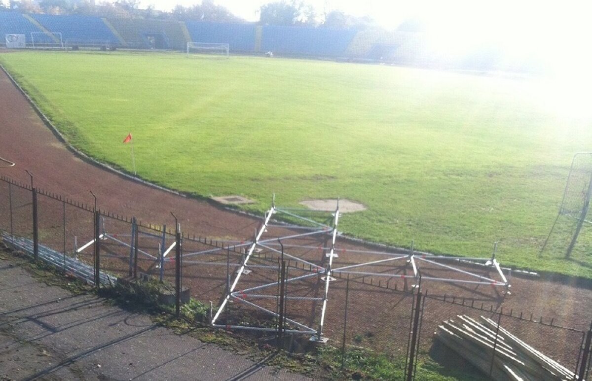 FOTO Se joacă în nocturnă » Imagini de la Baia Mare cu 5 zile înainte de meciul cu Steaua! Lucrările sînt în toi