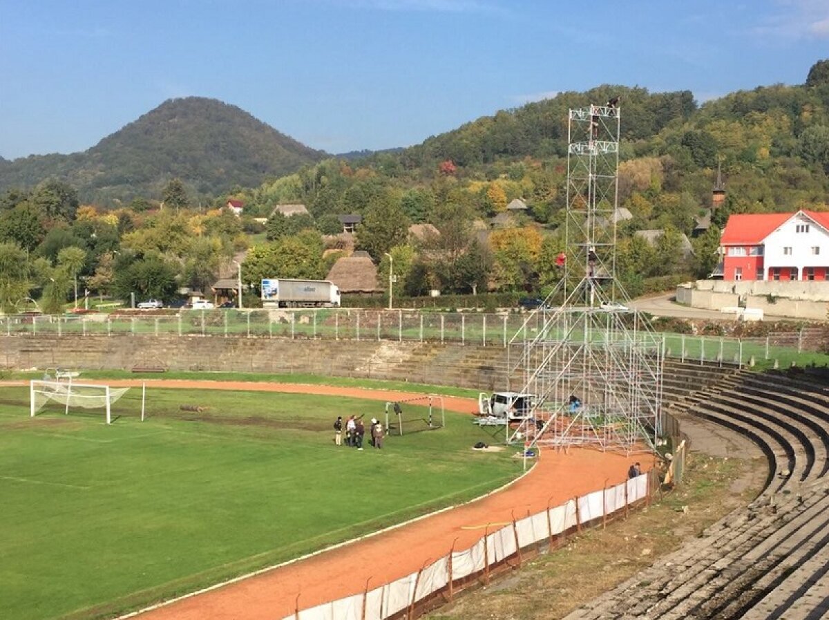 FOTO Se joacă în nocturnă » Imagini de la Baia Mare cu 5 zile înainte de meciul cu Steaua! Lucrările sînt în toi
