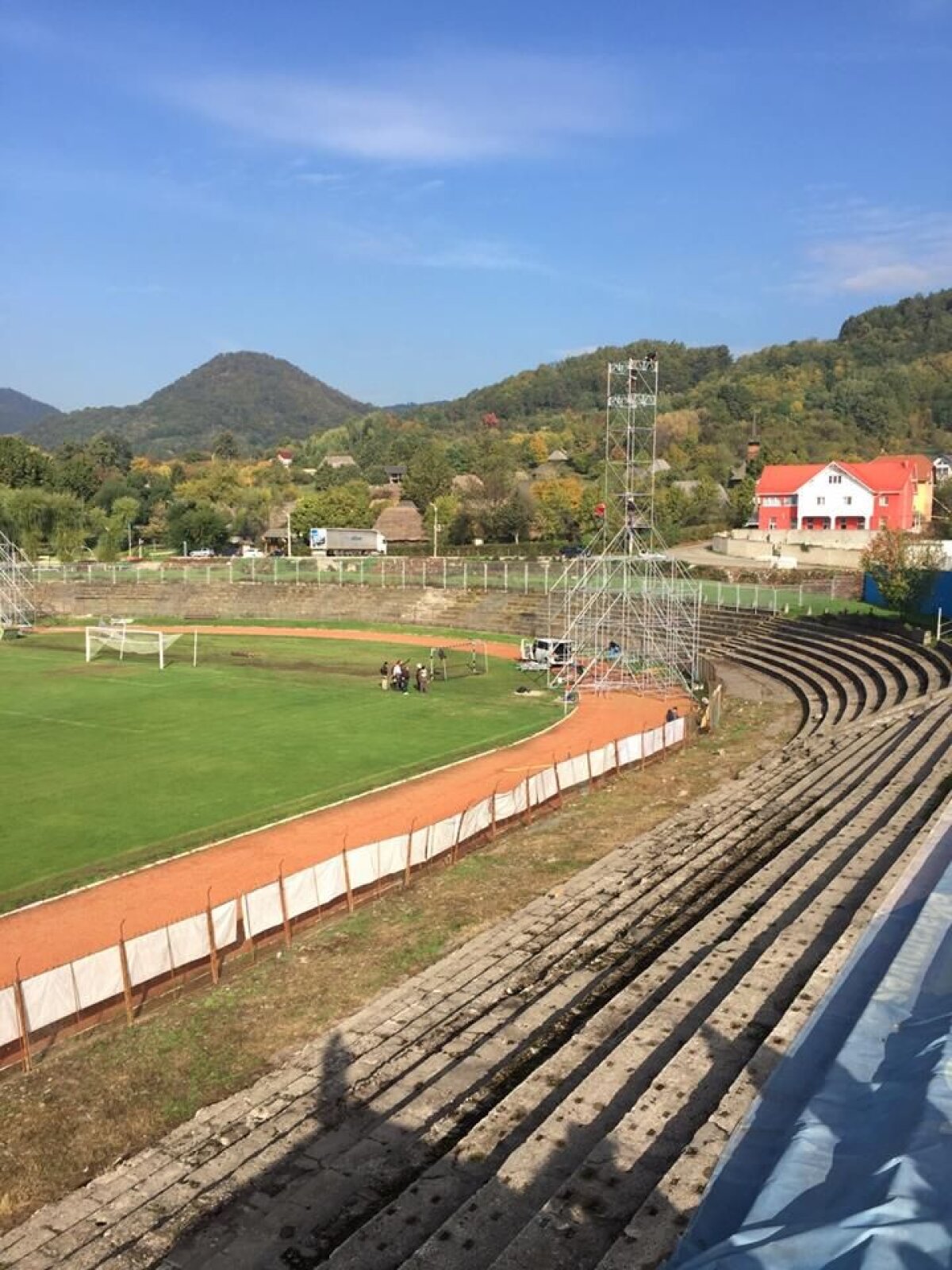 FOTO Jumătate e amfiteatru roman! Meciul Stelei de la Baia Mare se joacă pe un stadion în paragină