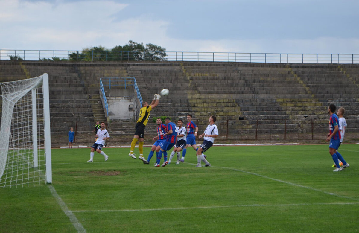 FOTO Jumătate e amfiteatru roman! Meciul Stelei de la Baia Mare se joacă pe un stadion în paragină