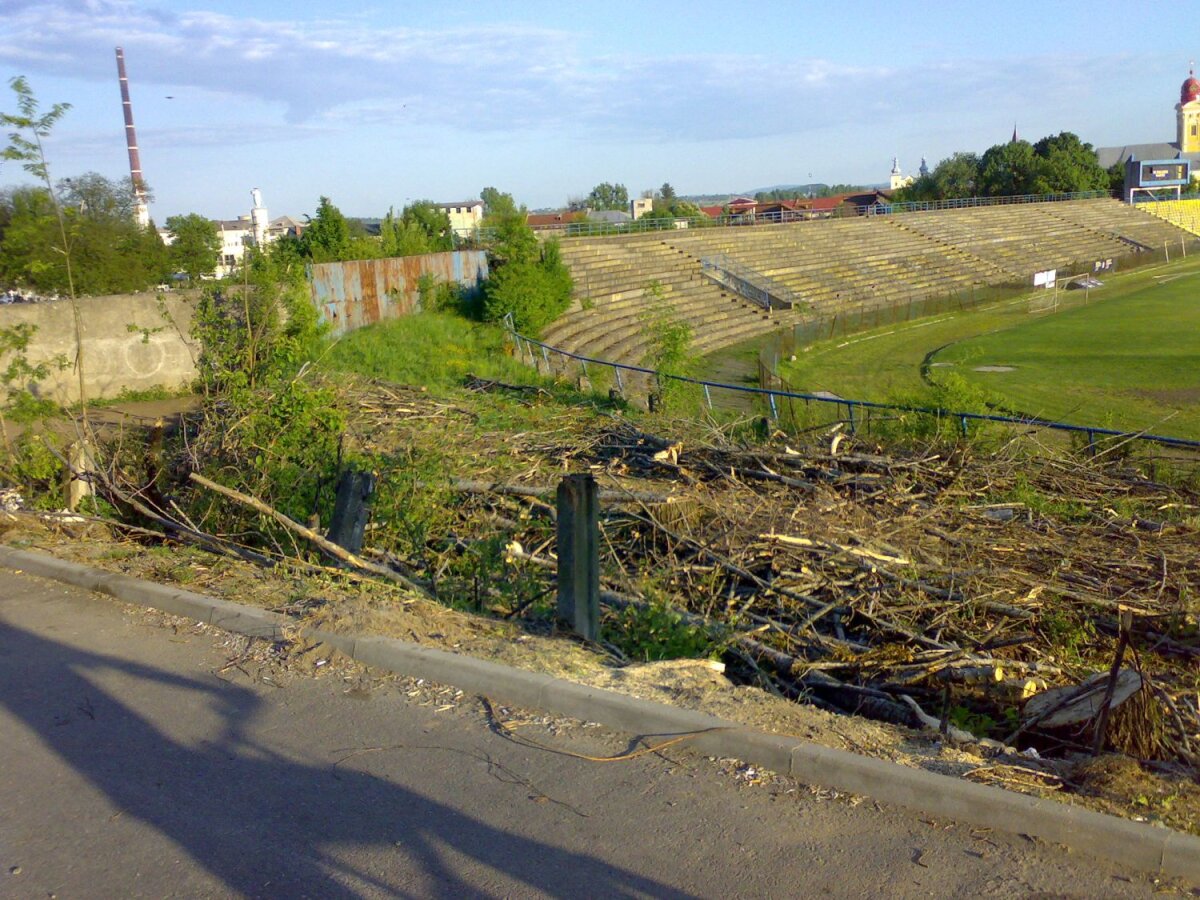 FOTO Jumătate e amfiteatru roman! Meciul Stelei de la Baia Mare se joacă pe un stadion în paragină