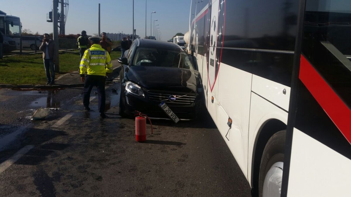 FOTO Imagini cu autocarul Astrei serios șifonat după accidentul de azi. Primele precizări oficiale