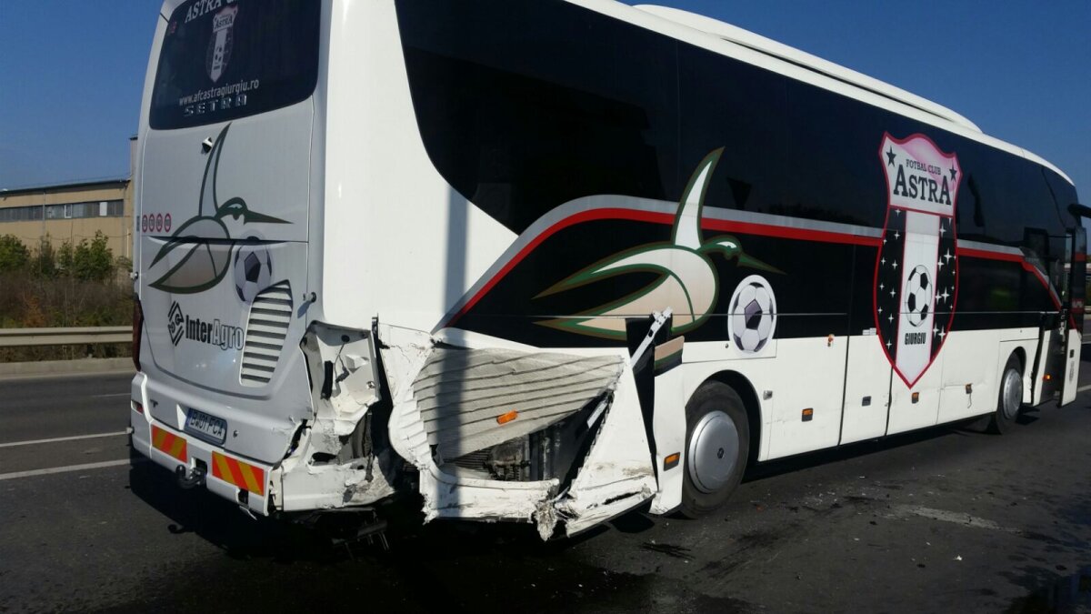FOTO Imagini cu autocarul Astrei serios șifonat după accidentul de azi. Primele precizări oficiale