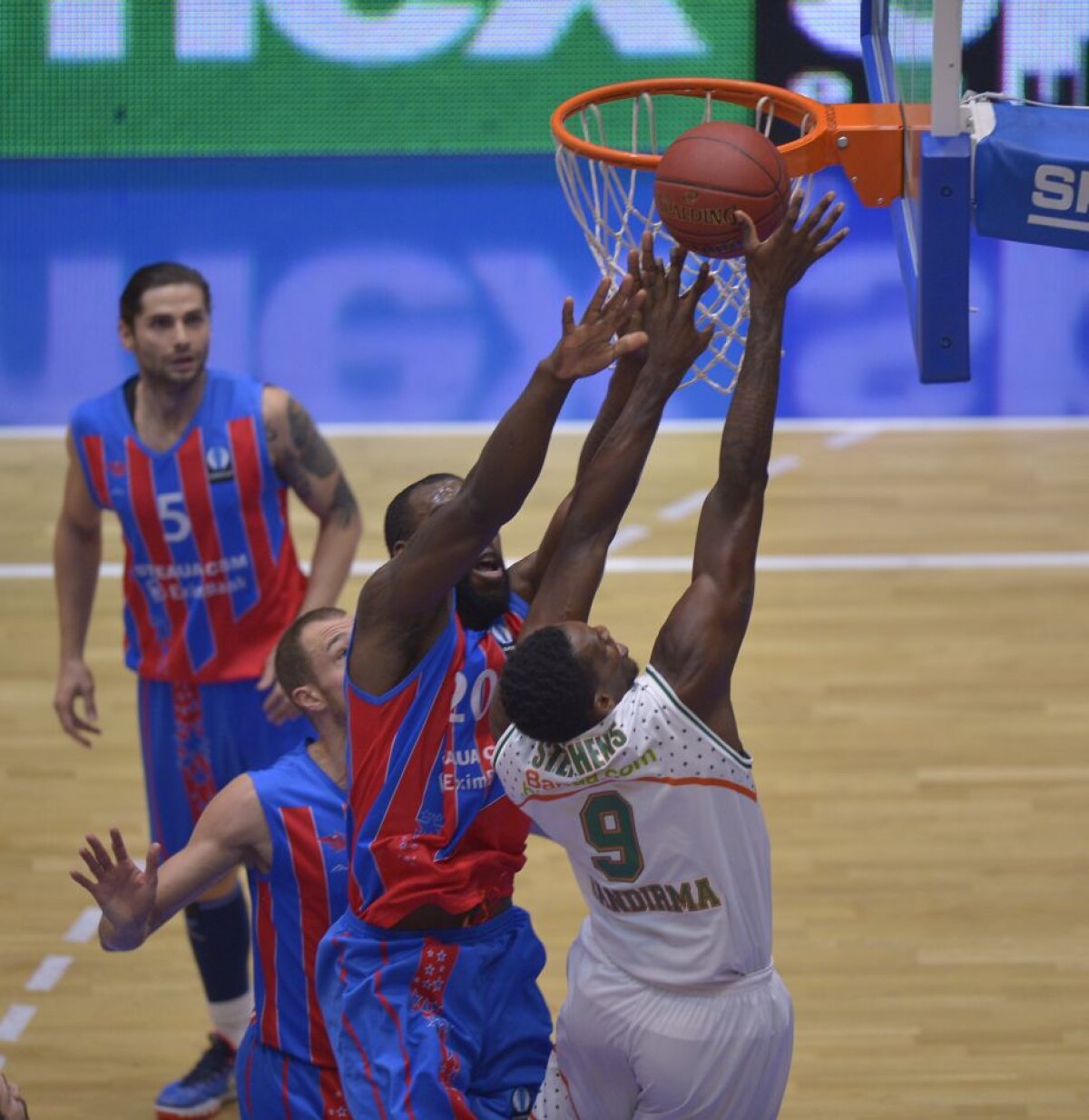 FOTO Cotropiți » Steliștii n-au putut repeta evoluția foarte bună din meciul cu Trabzonspor și au pierdut pe teren propriu cu Banvitspor, scor 64-78