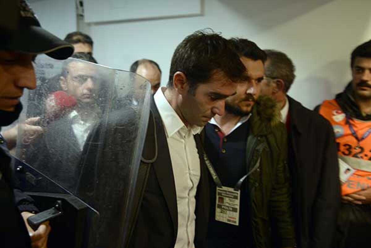 FOTO Scene șocante în Turcia » O brigadă de arbitri a fost sechestrată 4 ore la stadion din cauza faptului că n-a dat un penalty