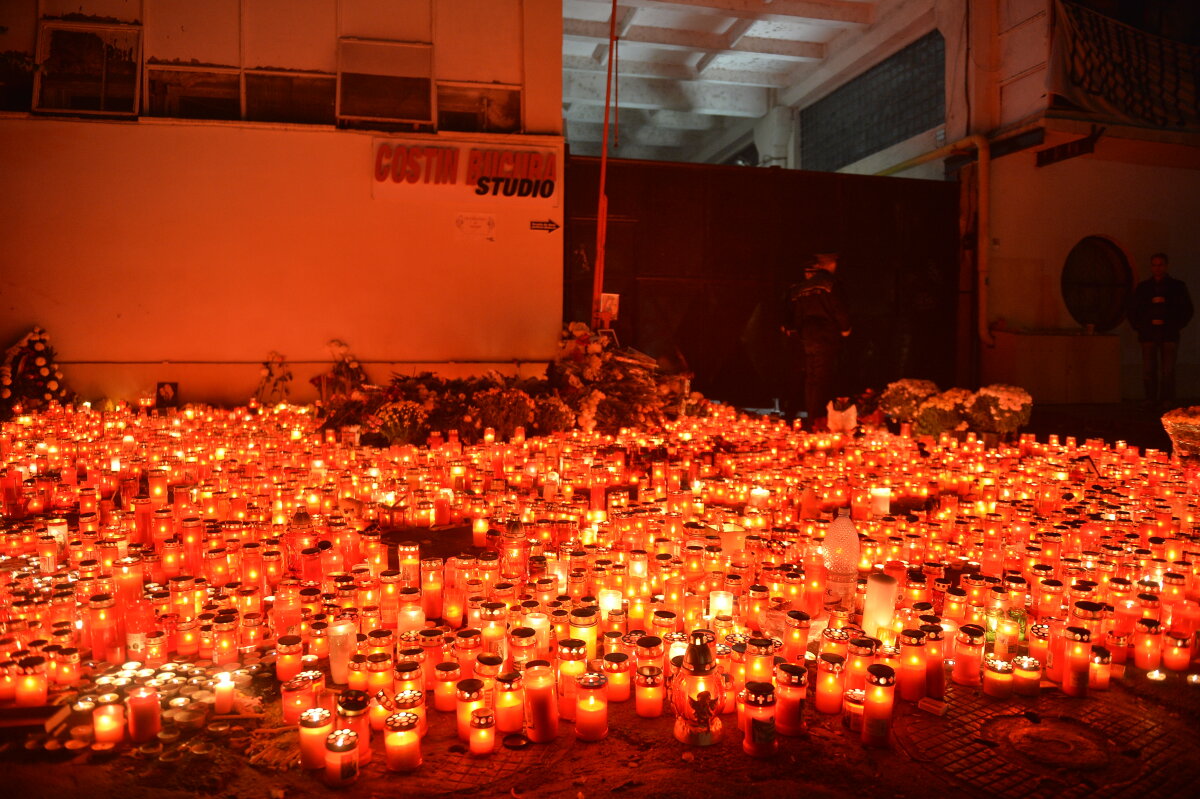 FOTO Noapte de doliu în fața clubului Colectiv. Sute de oameni au aprins candele și s-au recules la locul tragediei