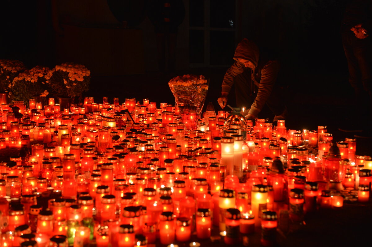 FOTO Noapte de doliu în fața clubului Colectiv. Sute de oameni au aprins candele și s-au recules la locul tragediei