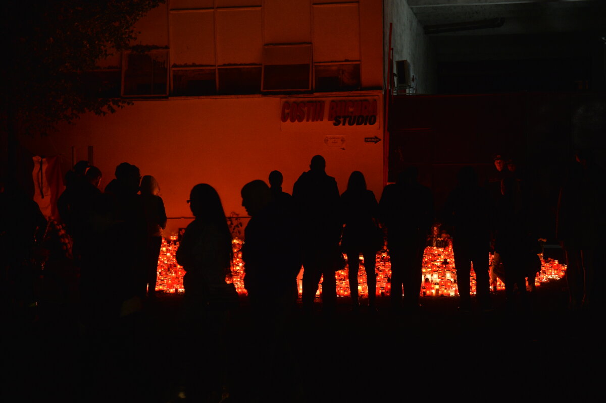 FOTO Noapte de doliu în fața clubului Colectiv. Sute de oameni au aprins candele și s-au recules la locul tragediei