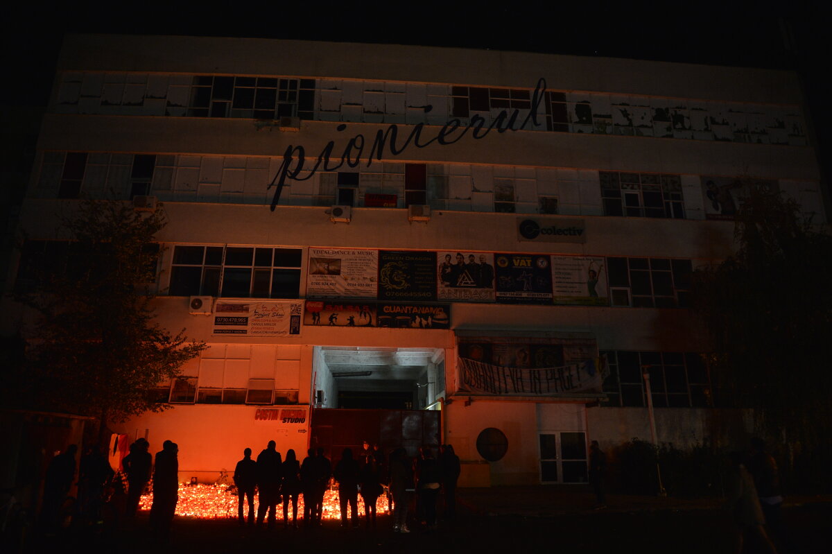 FOTO Noapte de doliu în fața clubului Colectiv. Sute de oameni au aprins candele și s-au recules la locul tragediei