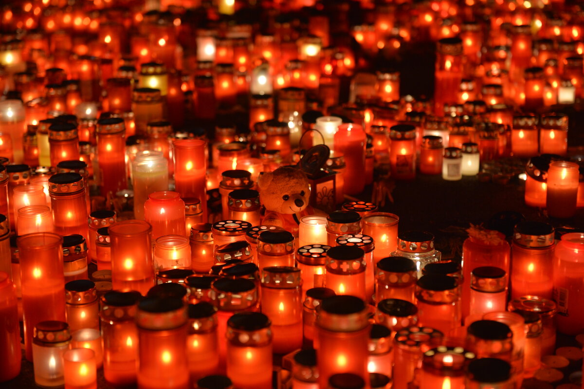 FOTO Noapte de doliu în fața clubului Colectiv. Sute de oameni au aprins candele și s-au recules la locul tragediei