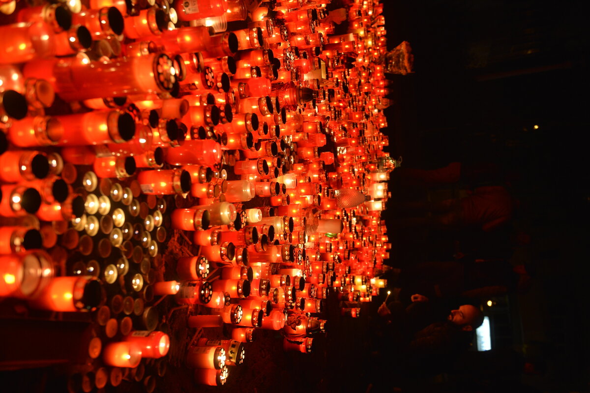 FOTO Noapte de doliu în fața clubului Colectiv. Sute de oameni au aprins candele și s-au recules la locul tragediei