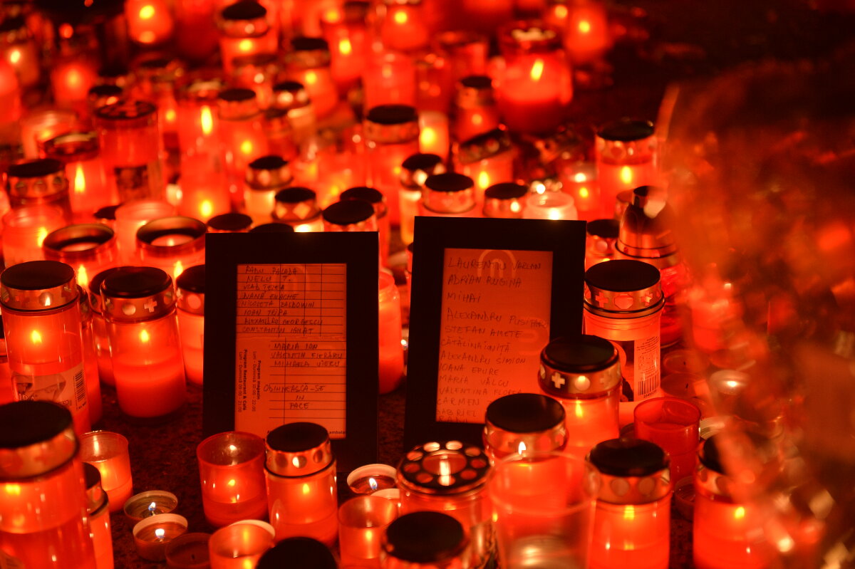 FOTO Noapte de doliu în fața clubului Colectiv. Sute de oameni au aprins candele și s-au recules la locul tragediei
