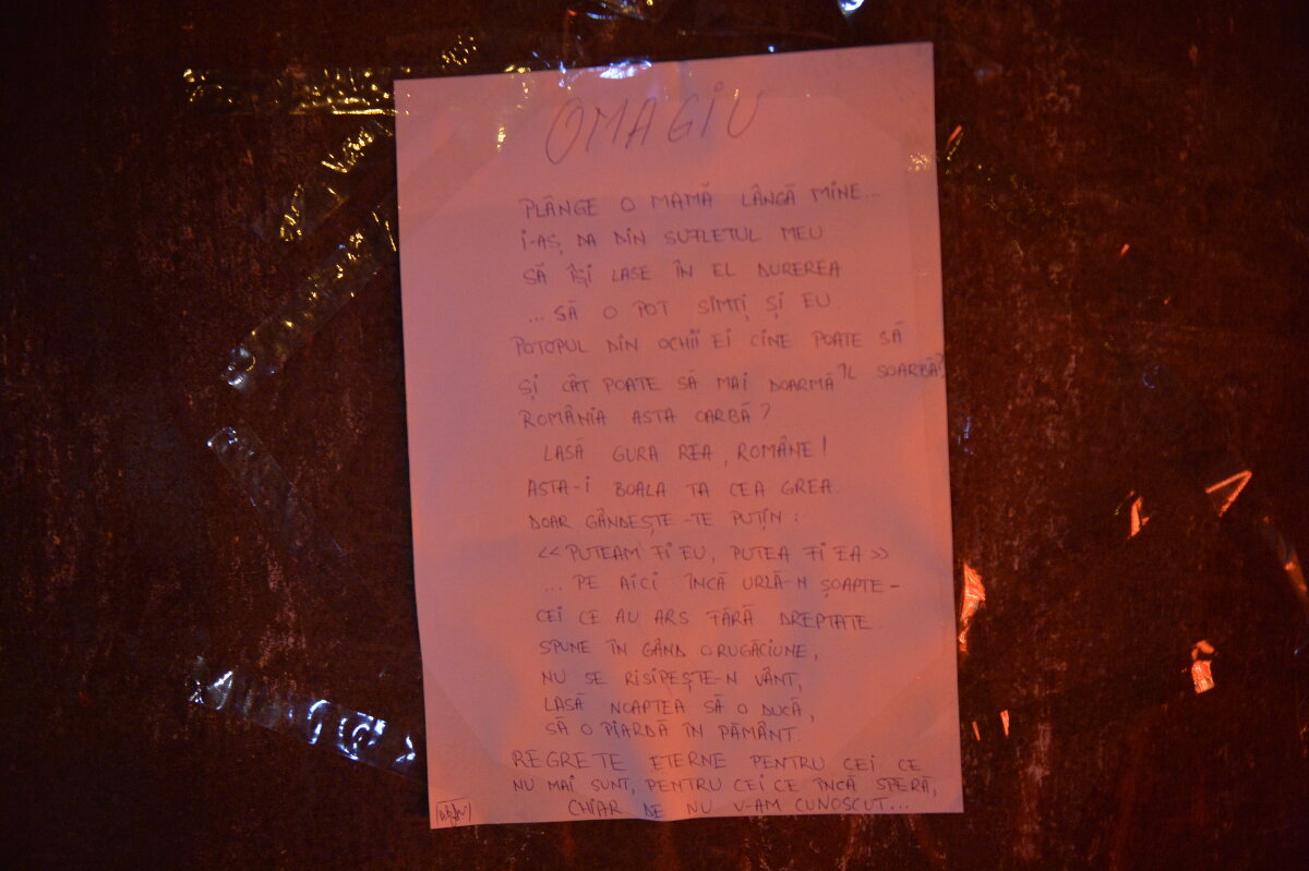 FOTO Noapte de doliu în fața clubului Colectiv. Sute de oameni au aprins candele și s-au recules la locul tragediei