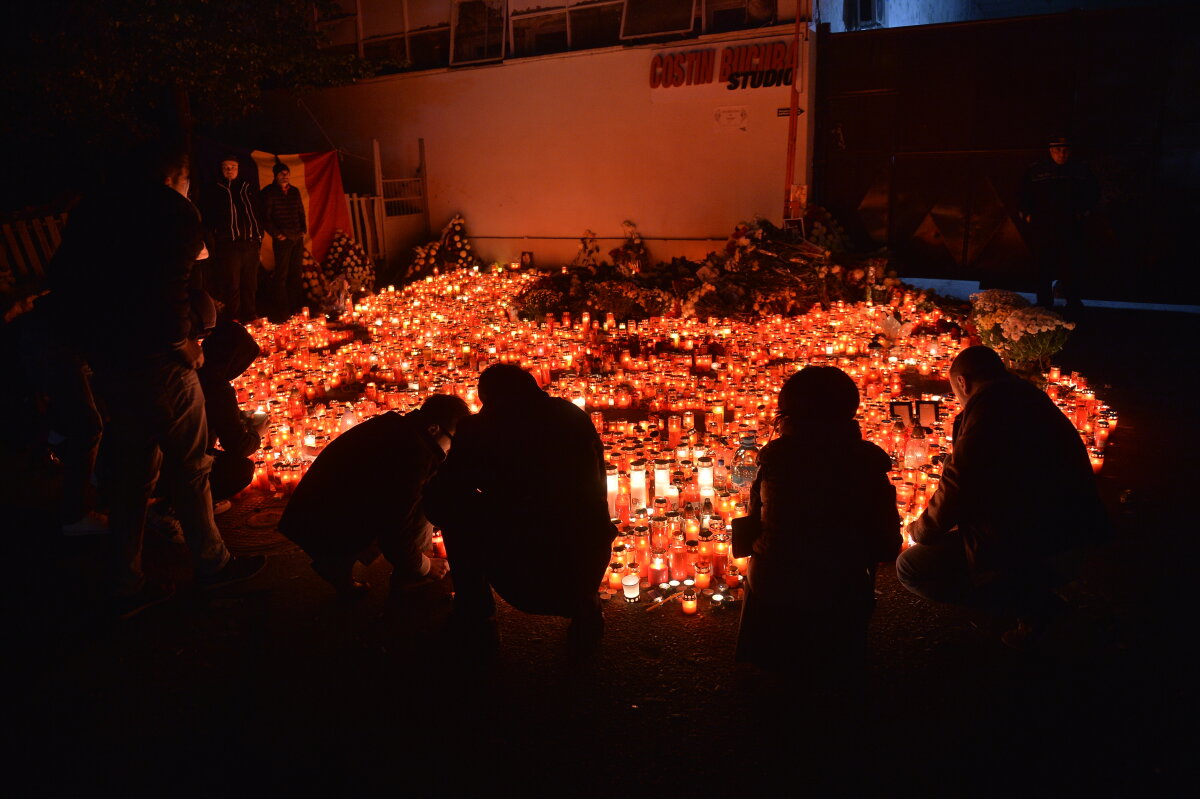 FOTO Noapte de doliu în fața clubului Colectiv. Sute de oameni au aprins candele și s-au recules la locul tragediei