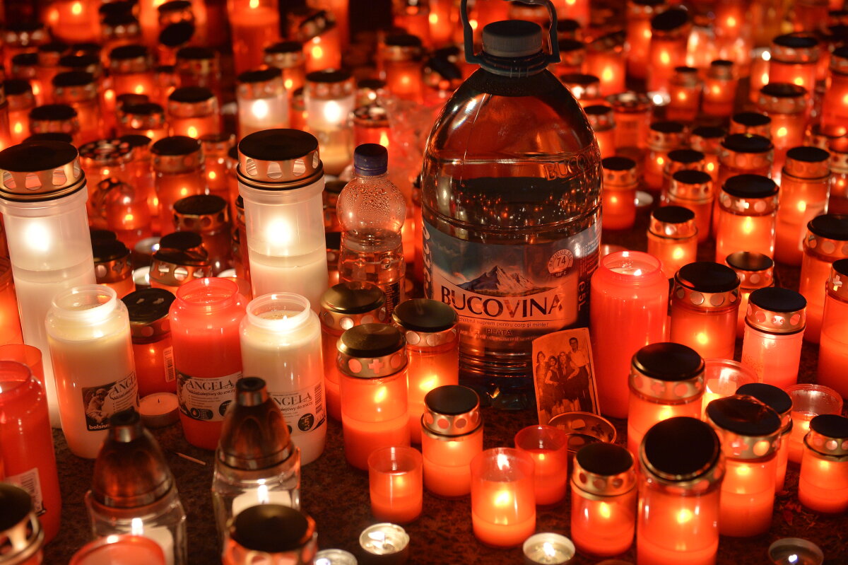 FOTO Noapte de doliu în fața clubului Colectiv. Sute de oameni au aprins candele și s-au recules la locul tragediei