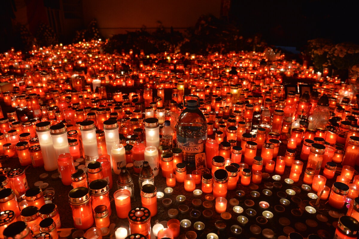 FOTO Noapte de doliu în fața clubului Colectiv. Sute de oameni au aprins candele și s-au recules la locul tragediei