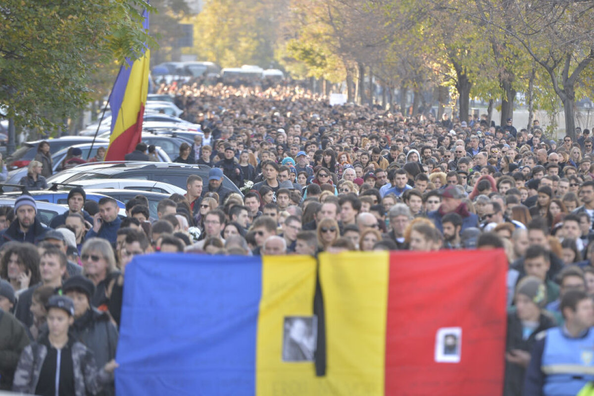FOTO Şarpe din lacrimi şi ceară » Impresionantul marș al tăcerii a strîns mii de oameni