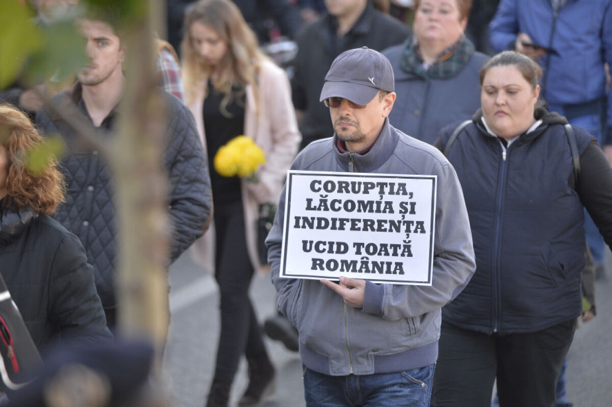 FOTO Şarpe din lacrimi şi ceară » Impresionantul marș al tăcerii a strîns mii de oameni