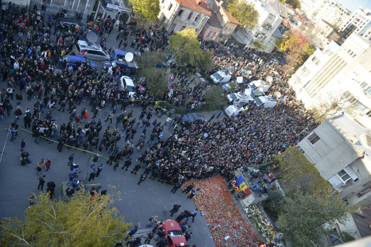 FOTO Şarpe din lacrimi şi ceară » Impresionantul marș al tăcerii a strîns mii de oameni