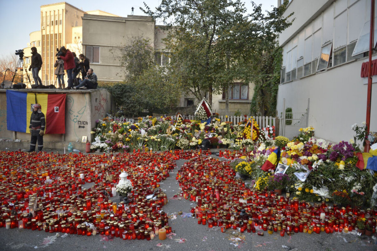 FOTO Şarpe din lacrimi şi ceară » Impresionantul marș al tăcerii a strîns mii de oameni