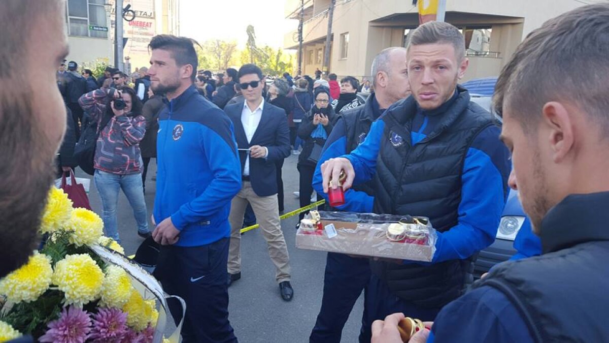 VIDEO+FOTO Momente emoționante la clubul Colectiv » Jucătorii Viitorului au depus flori și s-au recules la locul tragediei
