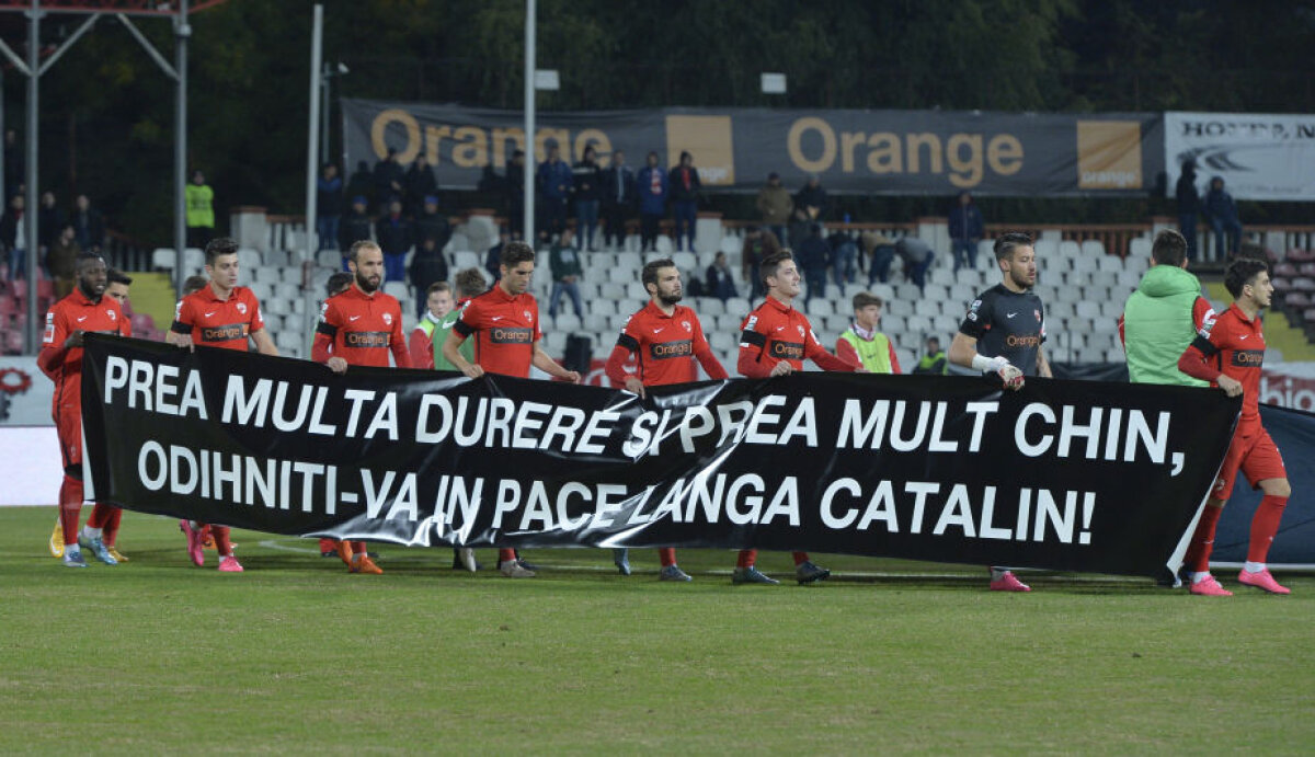 FOTO Coregrafie specială a fanilor dinamoviști pentru victimele din Colectiv » O parte dintre ultrași au părăsit stadionul după 15 minute în semn de protest