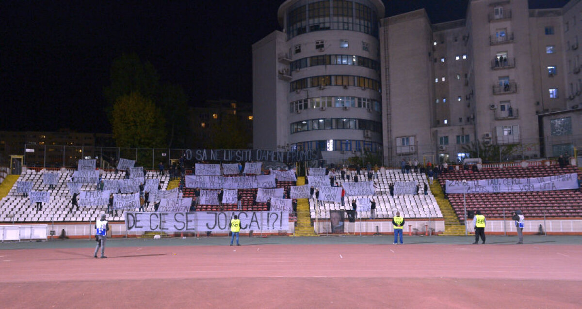 FOTO Coregrafie specială a fanilor dinamoviști pentru victimele din Colectiv » O parte dintre ultrași au părăsit stadionul după 15 minute în semn de protest