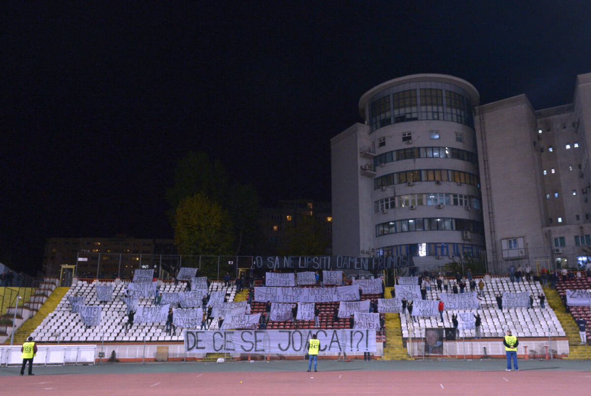 FOTO Coregrafie specială a fanilor dinamoviști pentru victimele din Colectiv » O parte dintre ultrași au părăsit stadionul după 15 minute în semn de protest
