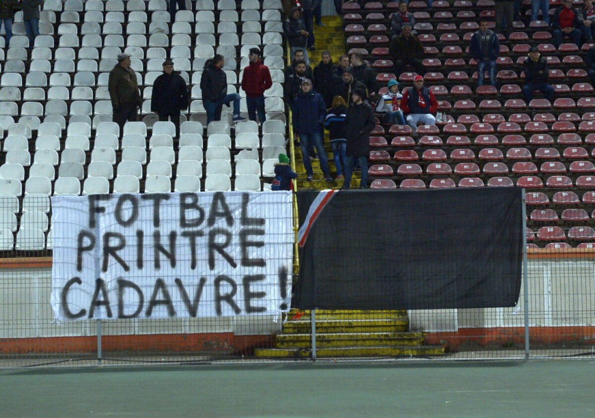 FOTO Coregrafie specială a fanilor dinamoviști pentru victimele din Colectiv » O parte dintre ultrași au părăsit stadionul după 15 minute în semn de protest