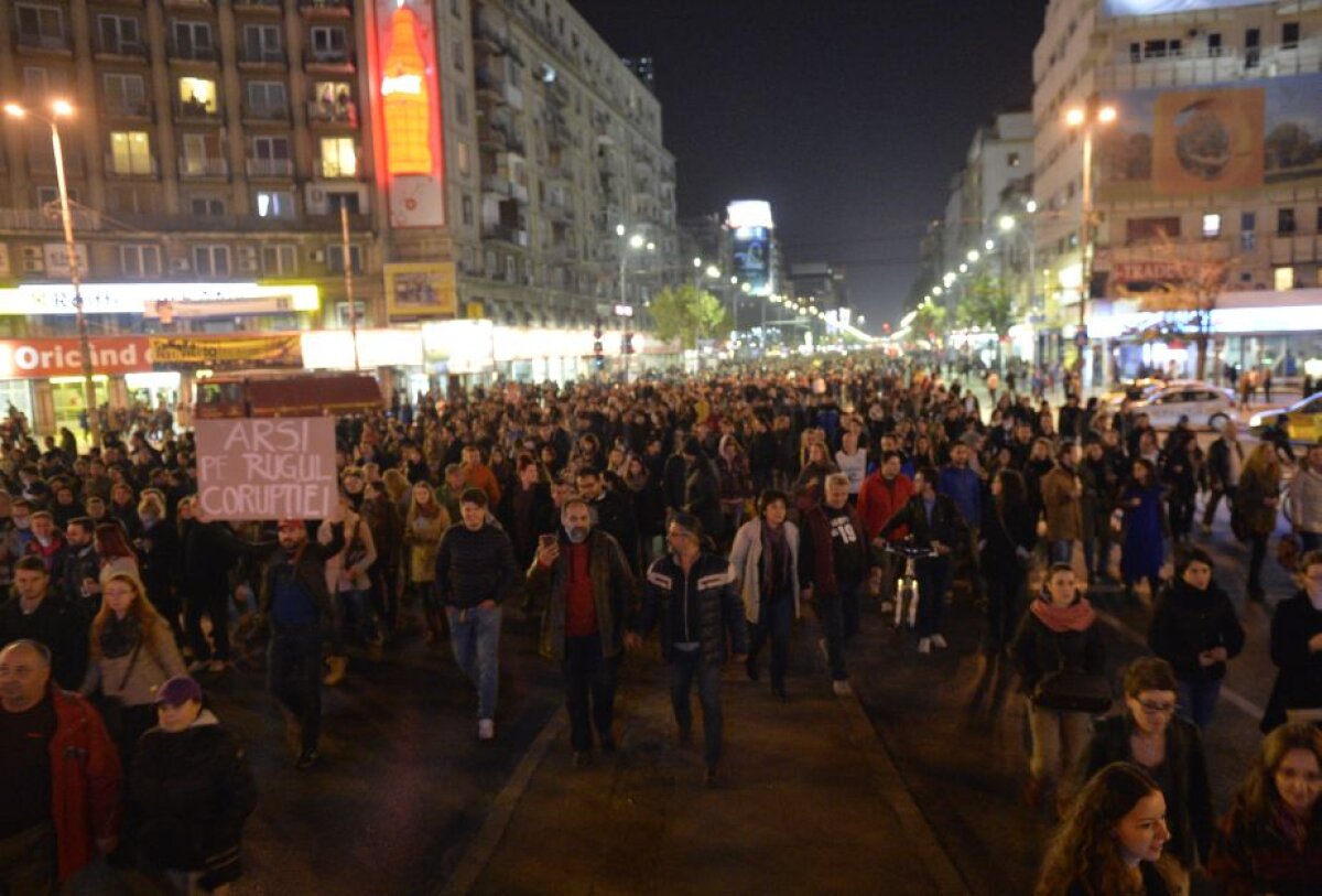 FOTO + VIDEO Mii de persoane au invadat străzile din Capitală: "Furia noastră / Panica voastră" » Filmul complet al protestelor » Prima măsură luată de autorități