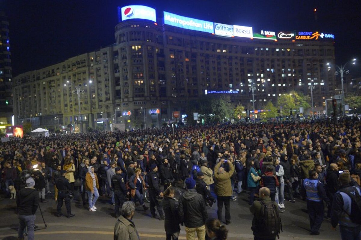 FOTO A treia zi de proteste la București » Peste 10.000 de oameni au fost ieri în Piața Universității