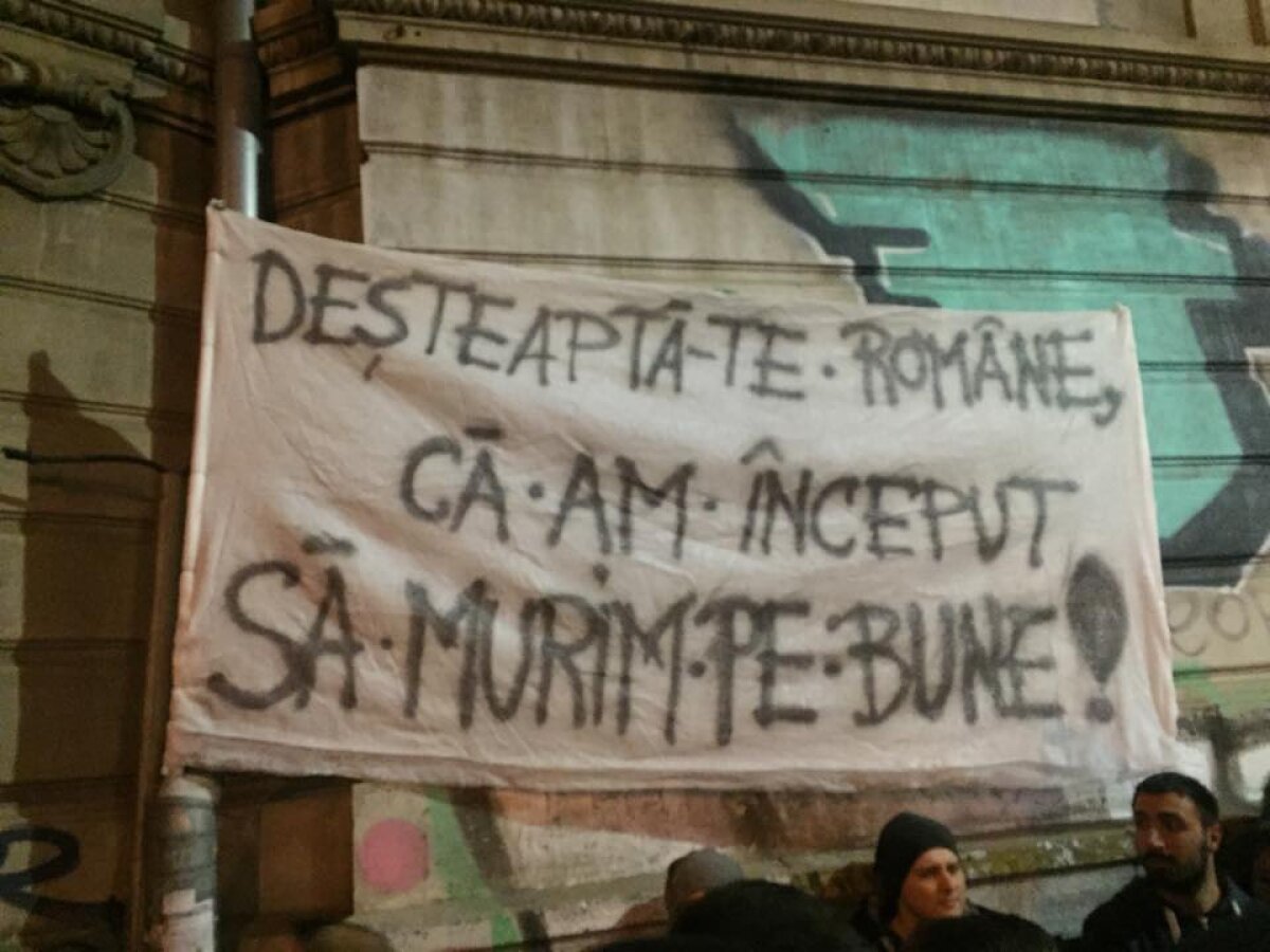 FOTO A treia zi de proteste la București » Peste 10.000 de oameni au fost ieri în Piața Universității