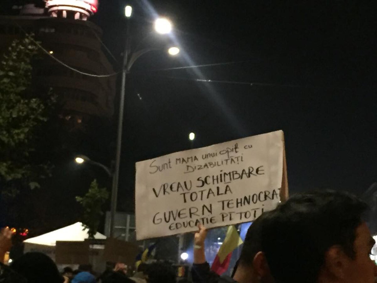FOTO A treia zi de proteste la București » Peste 10.000 de oameni au fost ieri în Piața Universității
