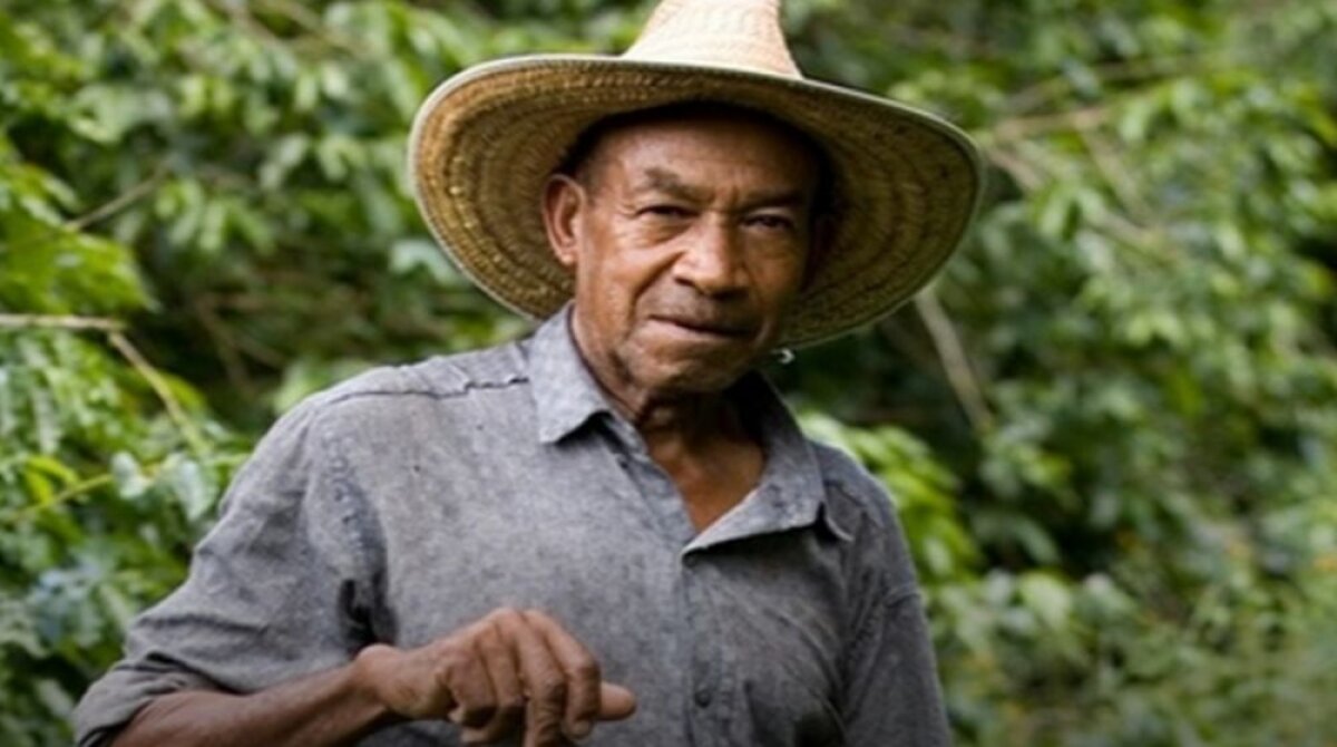 Cea mai nebună descoperire! Un fermier columbian a dat peste cîteva containere îngropate de Pablo Escobar! Ce era în ele