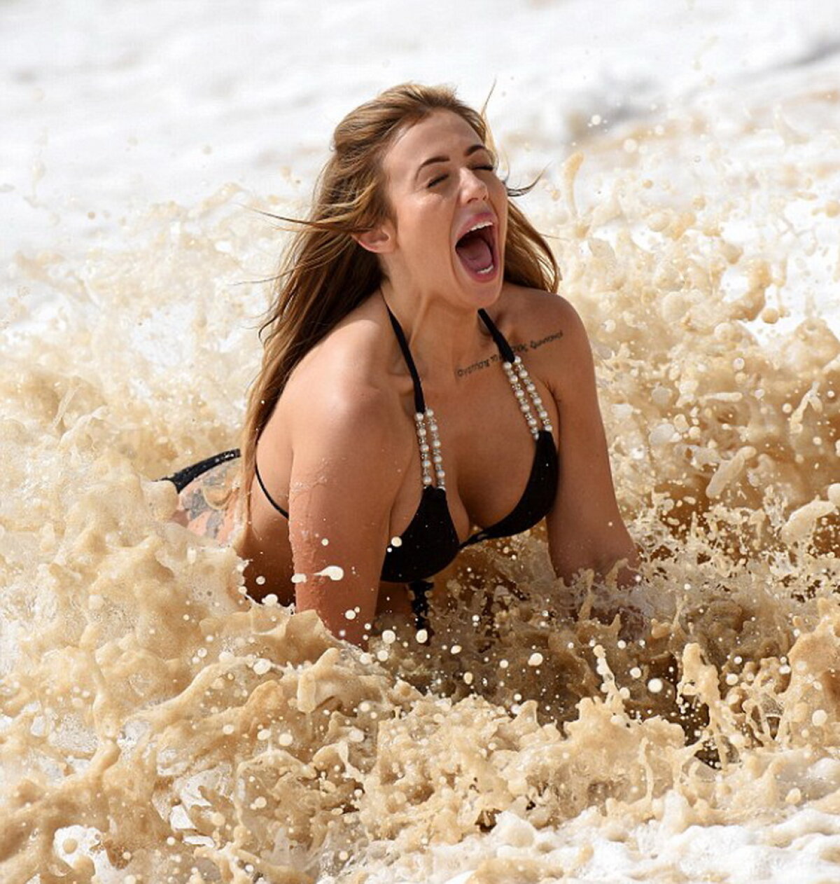 GALERIE FOTO » Valurile i-au dat bătăi de cap, fiind la un pas să rămînă fără bikini