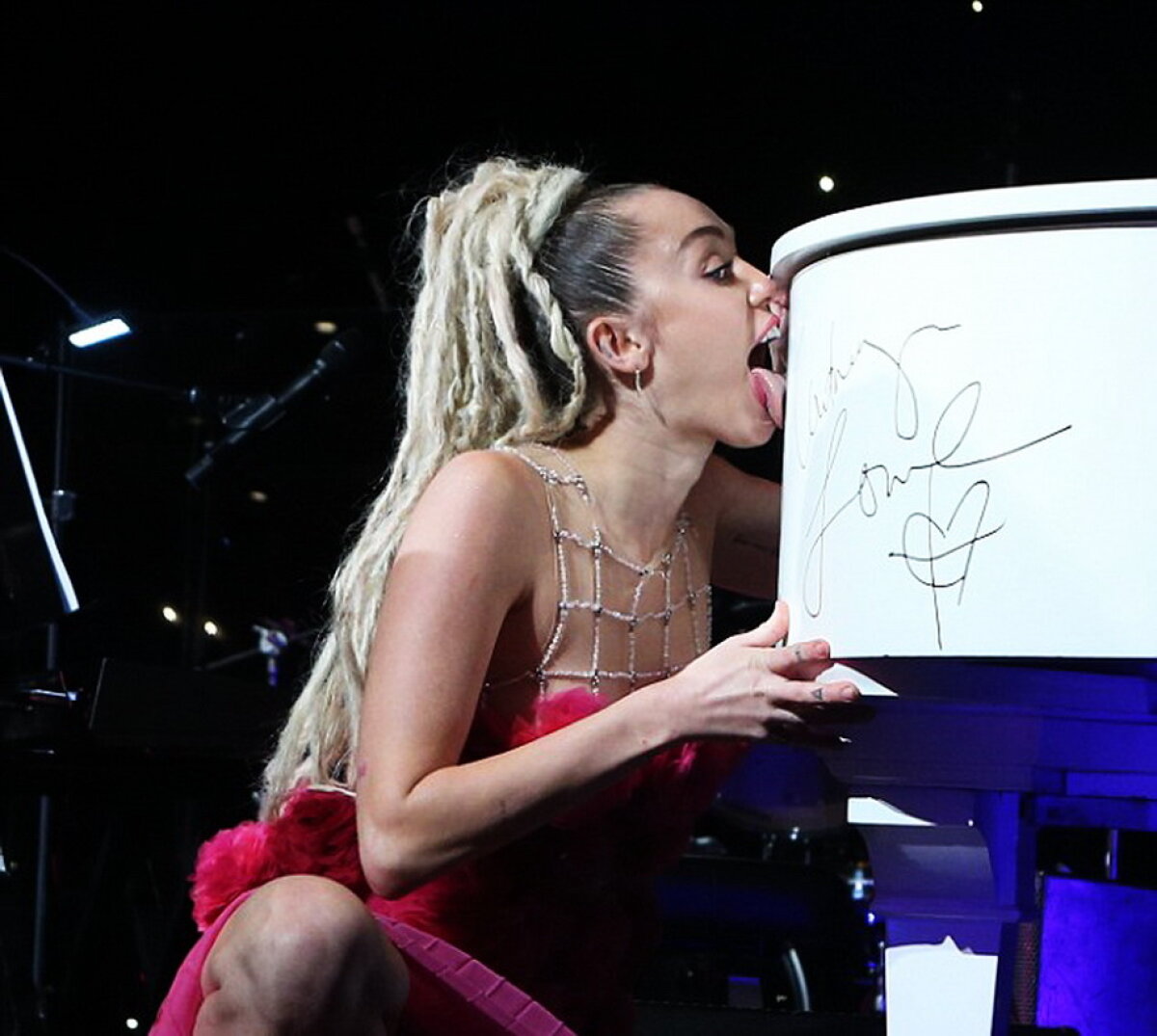 VIDEO » Miley Cyrus, gest absolut dezgustător în fața miilor de spectatori
