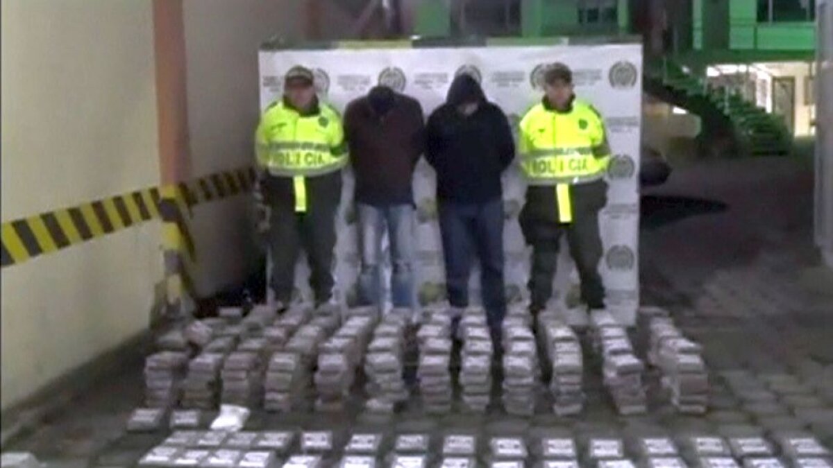 Spiritul lui Escobar n-a murit: poliția a capturat sute de kilograme de cocaină din două autocare cu fani columbieni!