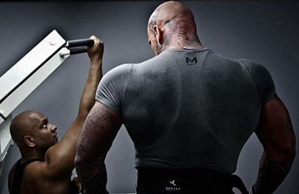 VIDEO + FOTO Secretul unei transformări uluitoare: adolescentul care a ajuns "monstrul" sălilor de fitness și face îndreptări cu 350 kg!