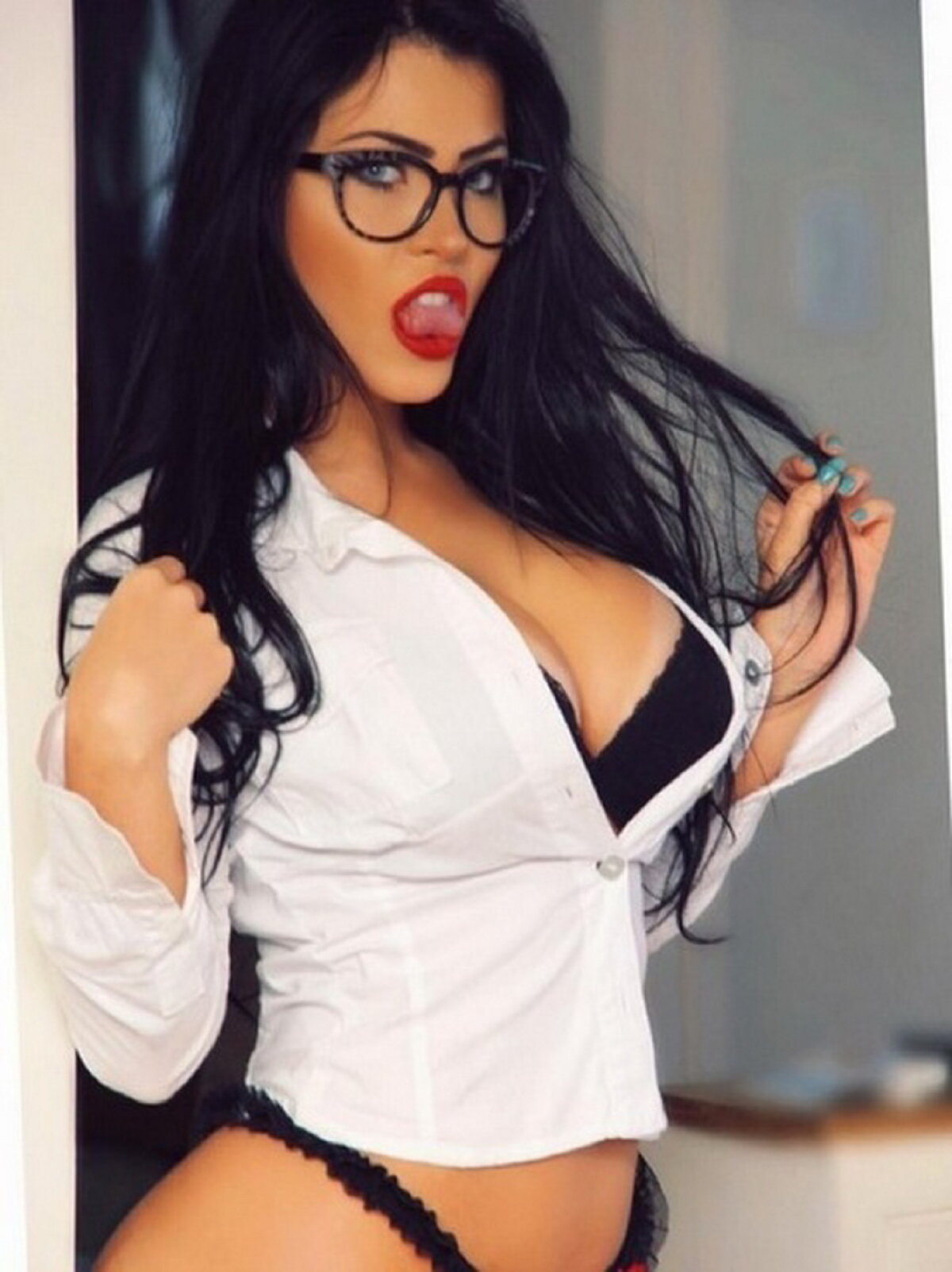 GALERIE FOTO » Sosia lui Megan Fox face senzație pe Instagram! E prea sexy ca să nu-i dai like