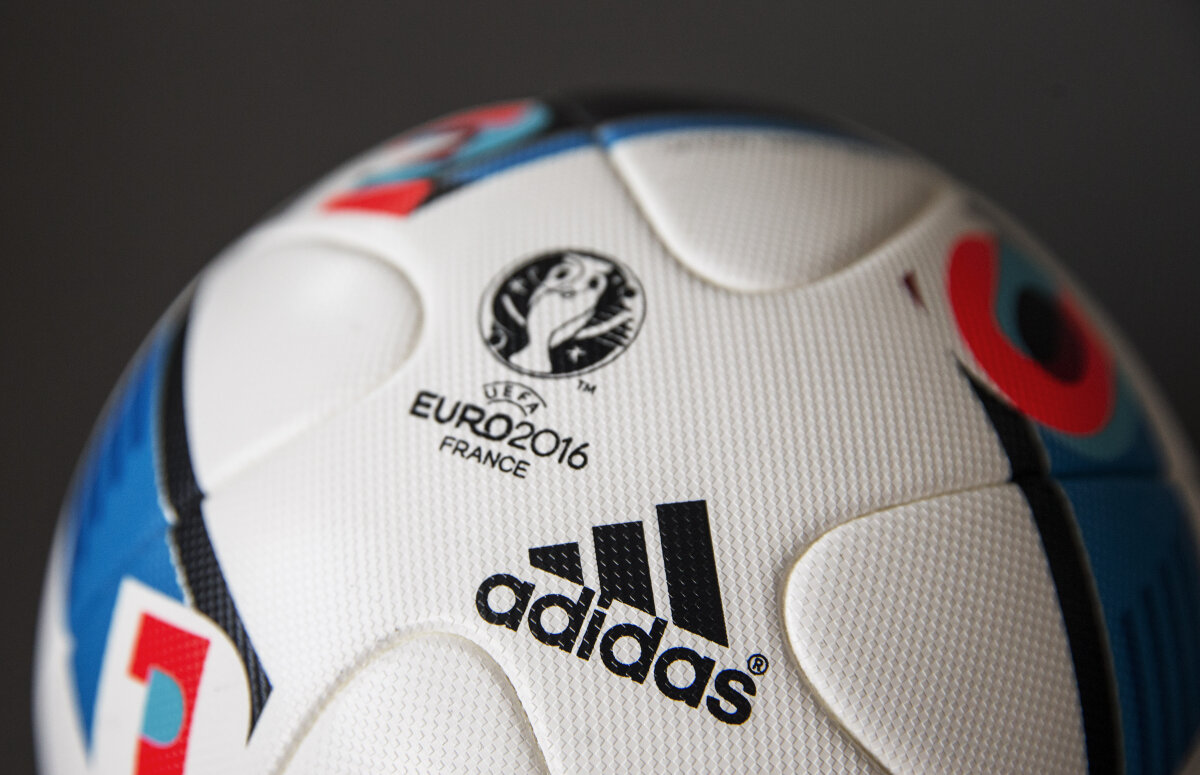 GALERIE FOTO » Zinedine Zidane a prezentat mingea oficială cu care România va juca în grupele Euro 2016