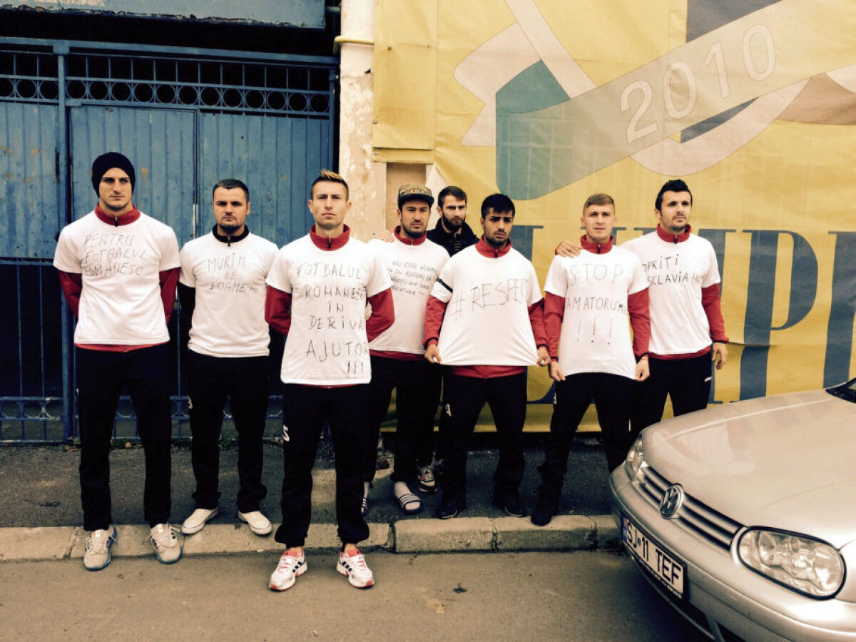 Reșițenii au părăsit terenul în semn de protest: "Opriţi sclavia! Nu sîntem cîini! Murim de foame!"