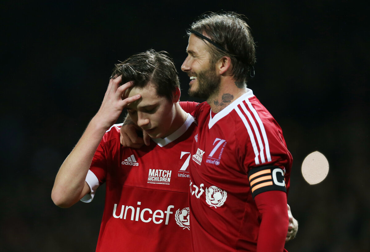 VIDEO + FOTO Momente emoționante la meciul caritabil al lui Beckham » A fost schimbat de fiul său, Brooklyn. Zidane și Vieira n-au venit din cauza atentatelor de la Paris