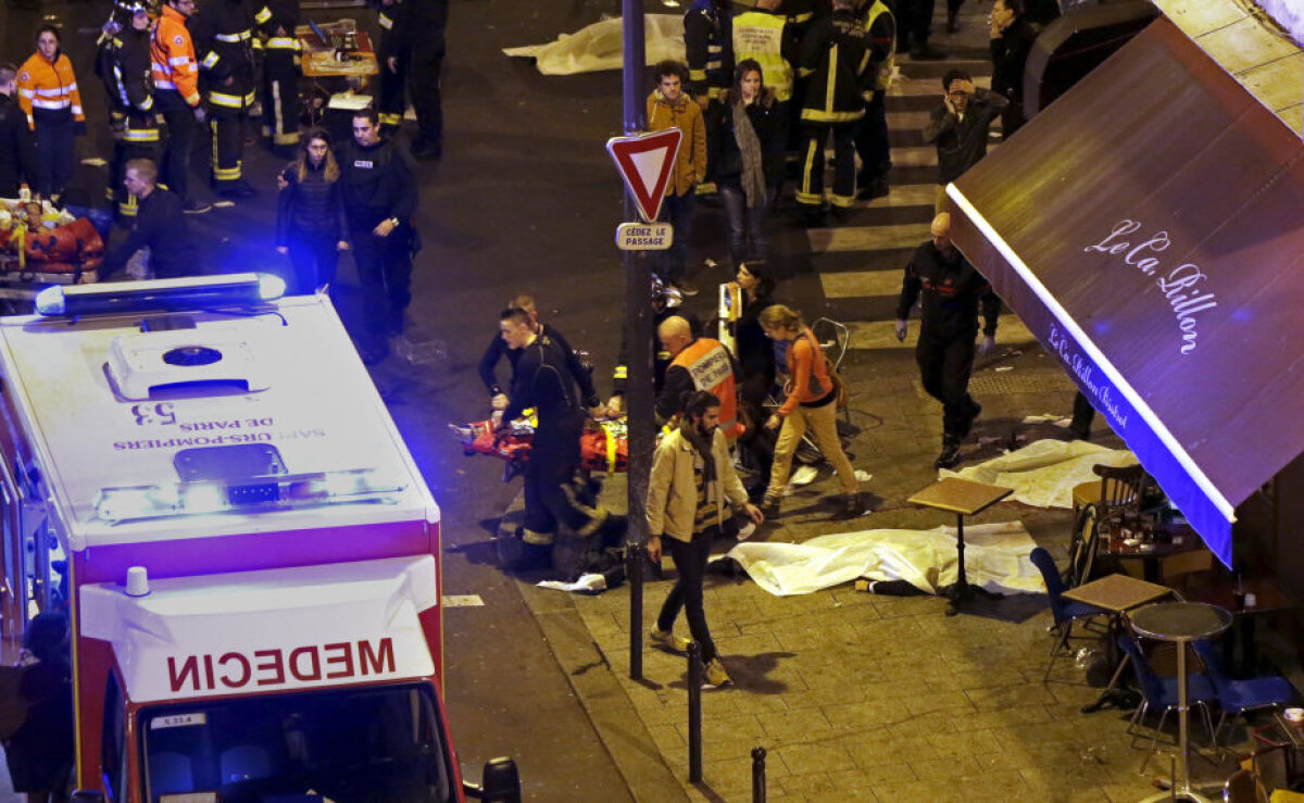 Imagini impresionante: Parisul rănit » Atentatele de vineri noapte au lăsat capitala Franţei într-o stare de stupoare amestecată cu durere