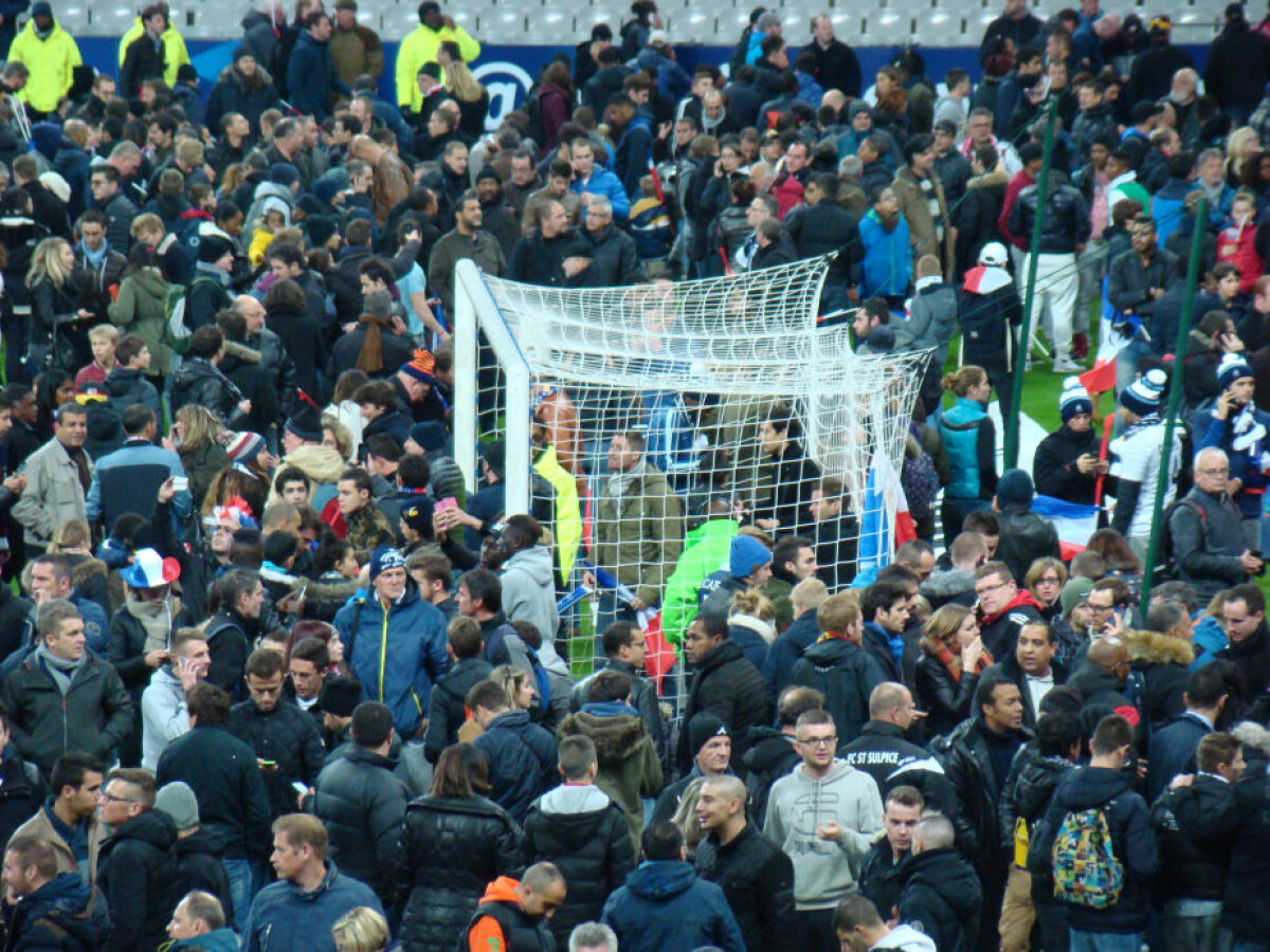 Voiau masacru în direct! Cei trei kamikaze au încercat să intre cu centurile-bombă pe Stade de France, dar au fost descoperiți și s-au aruncat în aer lîngă stadion