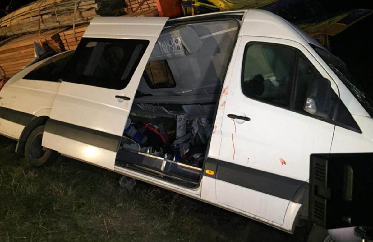 Noapte însîngerată » 3 sportivi morţi şi 11 răniţi după ce un autotren a acroşat microbuzul handbaliştilor de la CSU Tîrgovişte