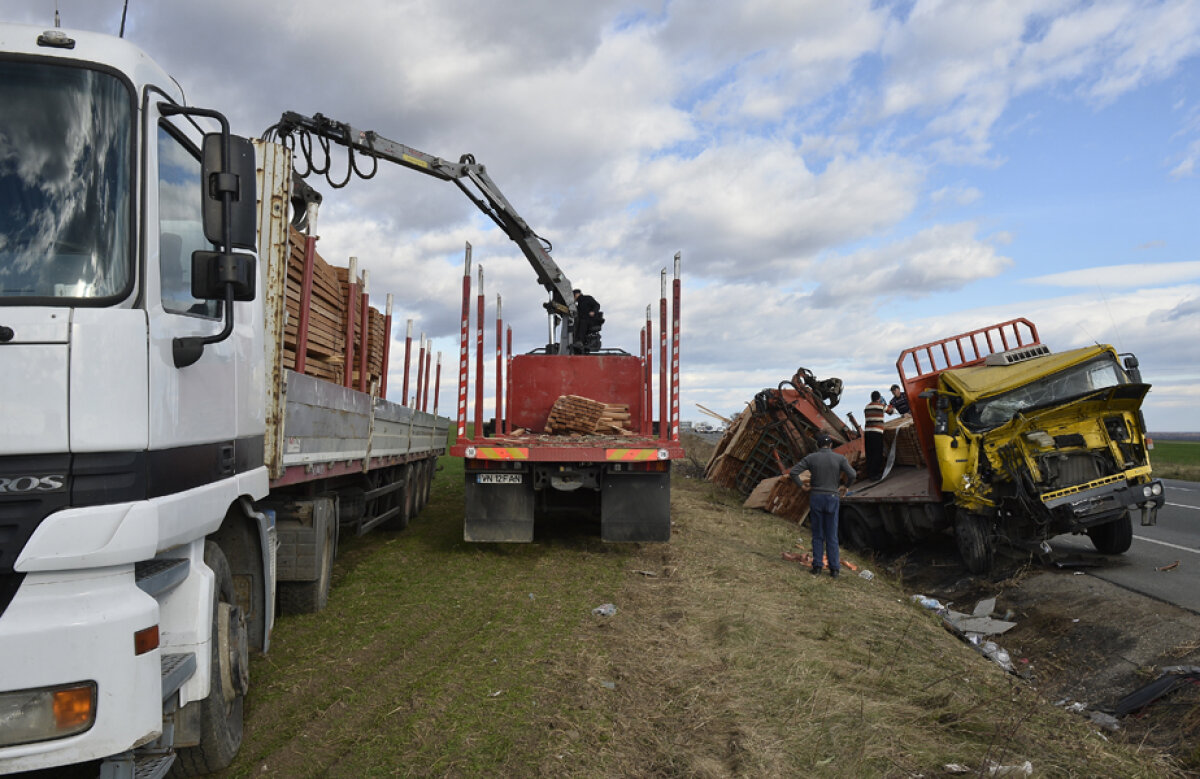 Noapte însîngerată » 3 sportivi morţi şi 11 răniţi după ce un autotren a acroşat microbuzul handbaliştilor de la CSU Tîrgovişte