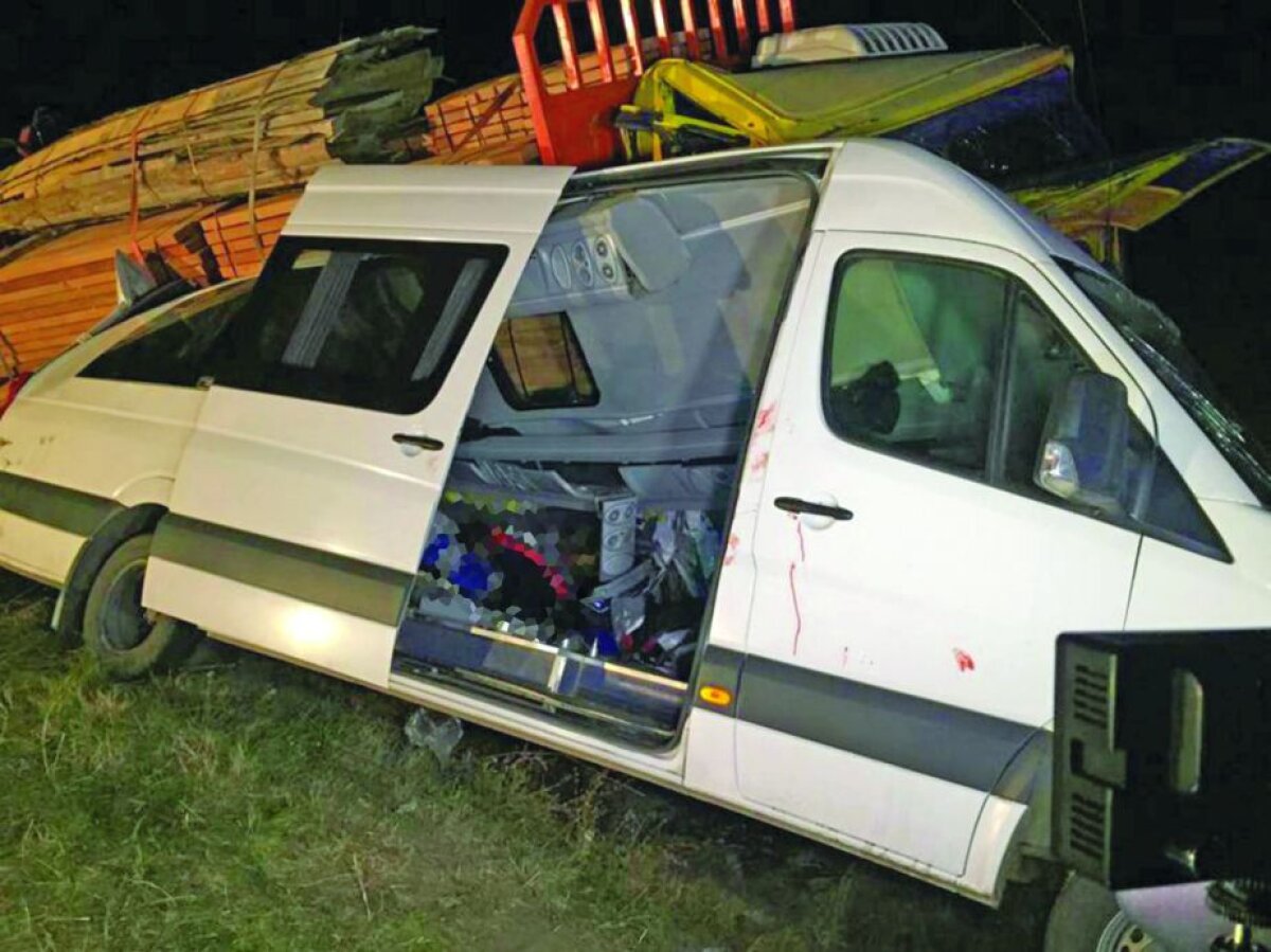 Noapte însîngerată » 3 sportivi morţi şi 11 răniţi după ce un autotren a acroşat microbuzul handbaliştilor de la CSU Tîrgovişte