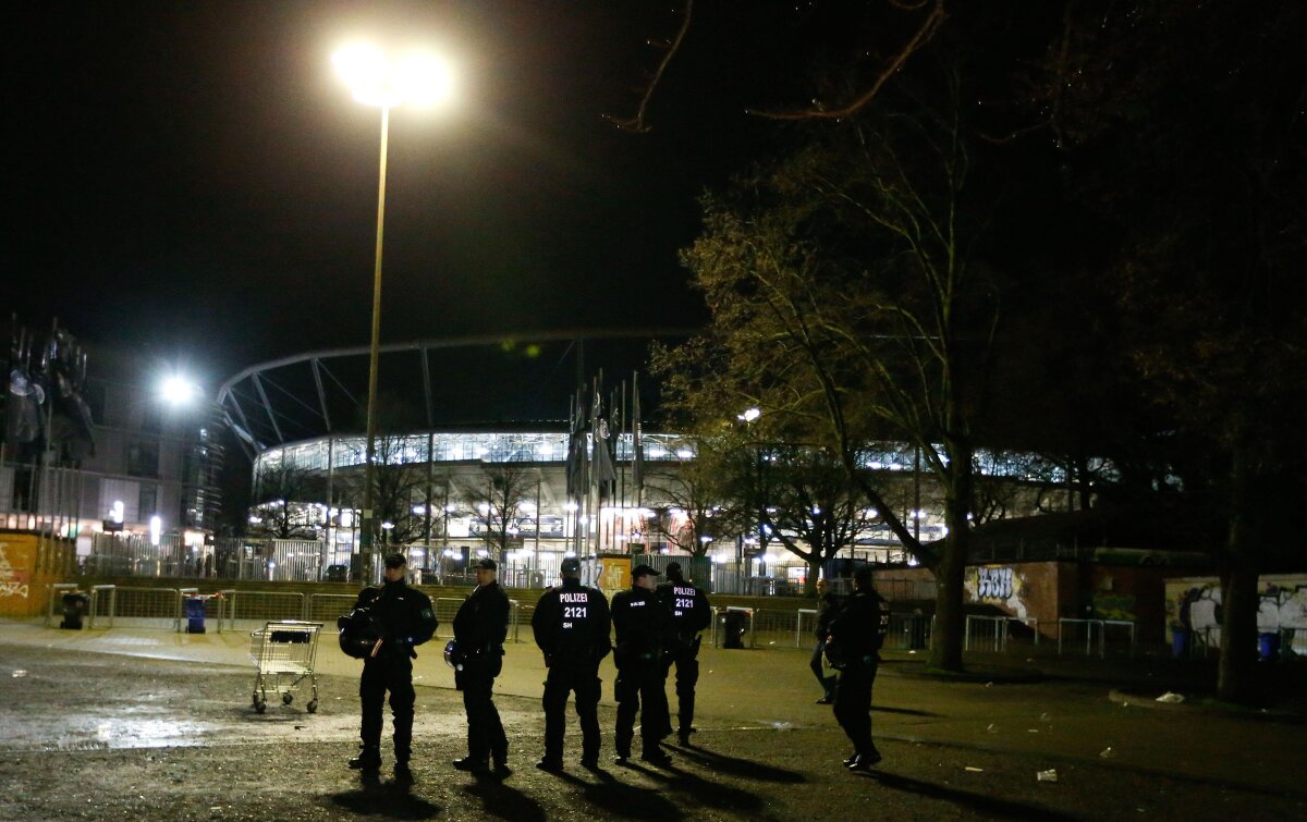 FOTO + VIDEO Alarmă la Hanovra! Stadion evacuat, amicalul Germania - Olanda a fost anulat! Poliția locală: "Erau două bombe, una pe stadion"