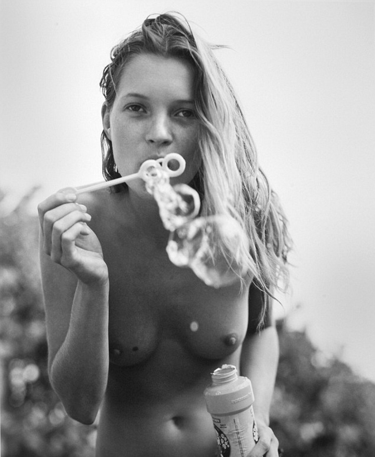 FOTO » Kate Moss a pozat goală la 41 de ani. Arată fabulos!