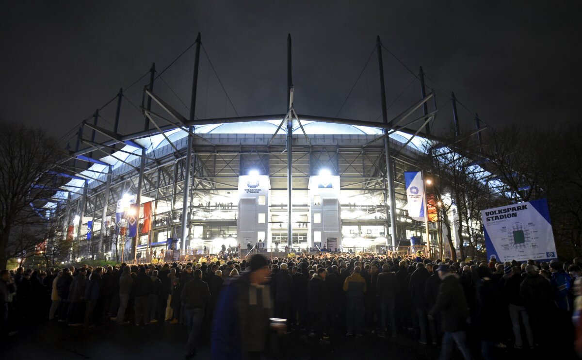 GALERIE FOTO Panica a pus stăpînire pe Europa » Startul meciului dintre Hamburg și Dortmund amînat din motive de securitate